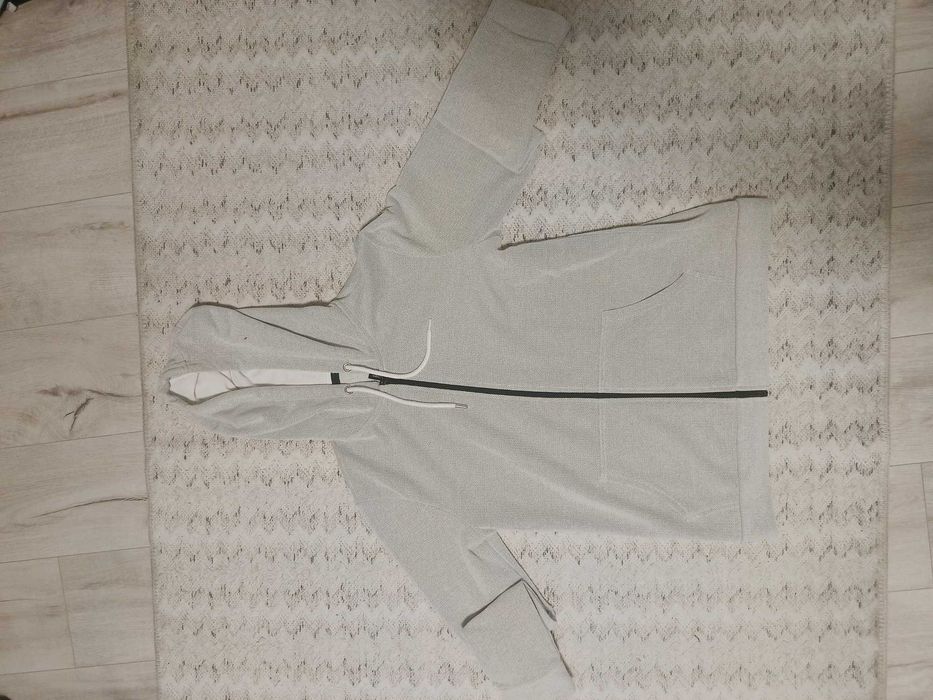 Сив чисто нов суичър