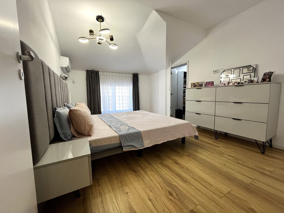 Mutare rapida apartament de vanzare 3 camere, pod, 4 locuri de parcare