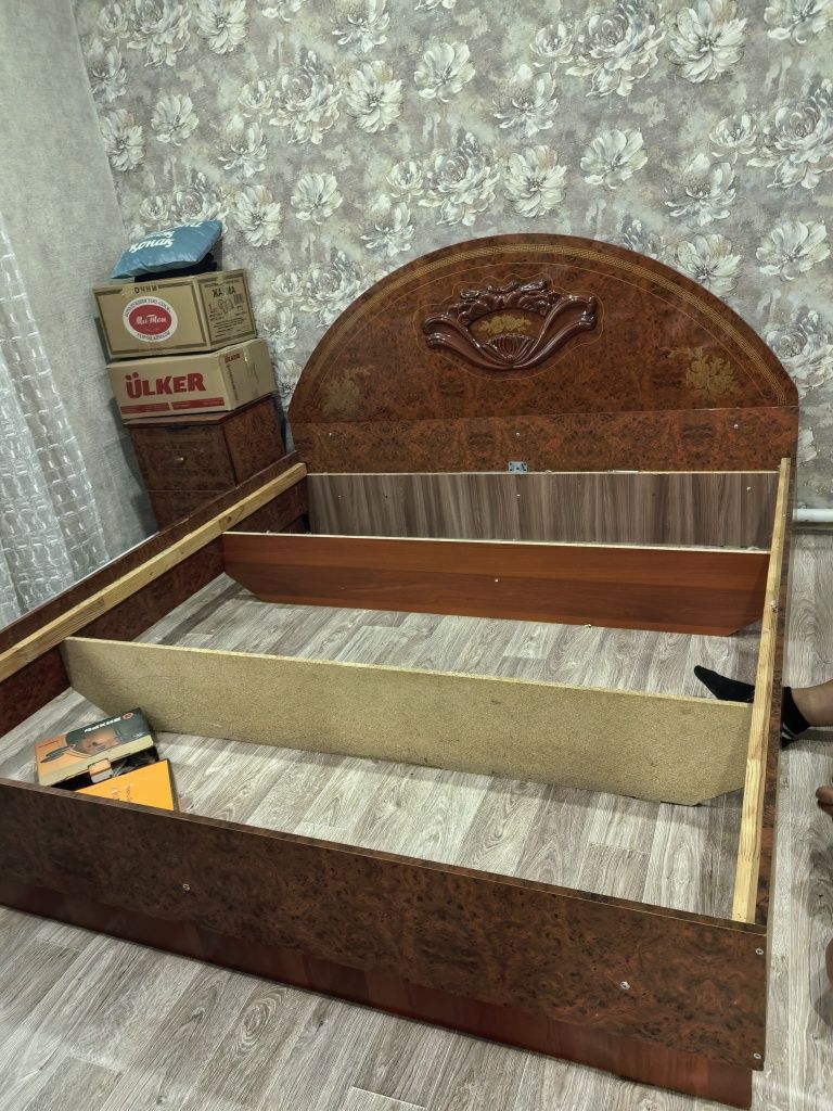 Продам кровать с матрасом двуспальную