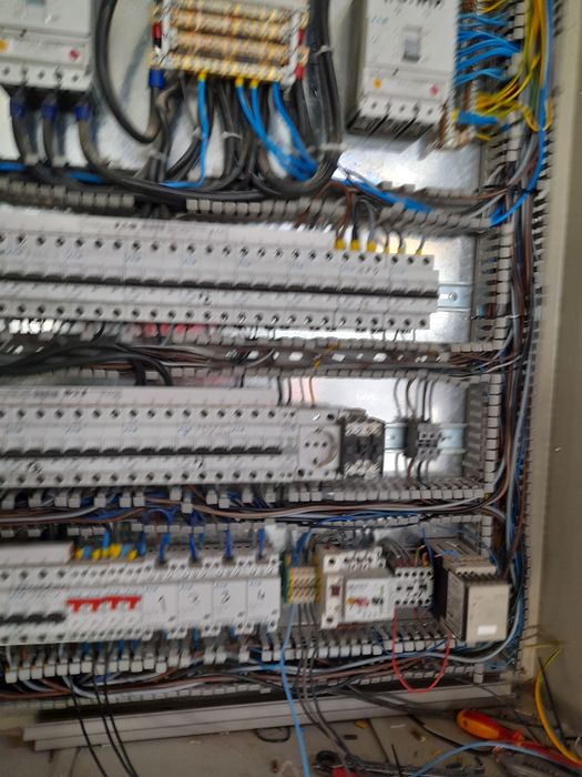 Electrician autorizat execut instalații electrice
