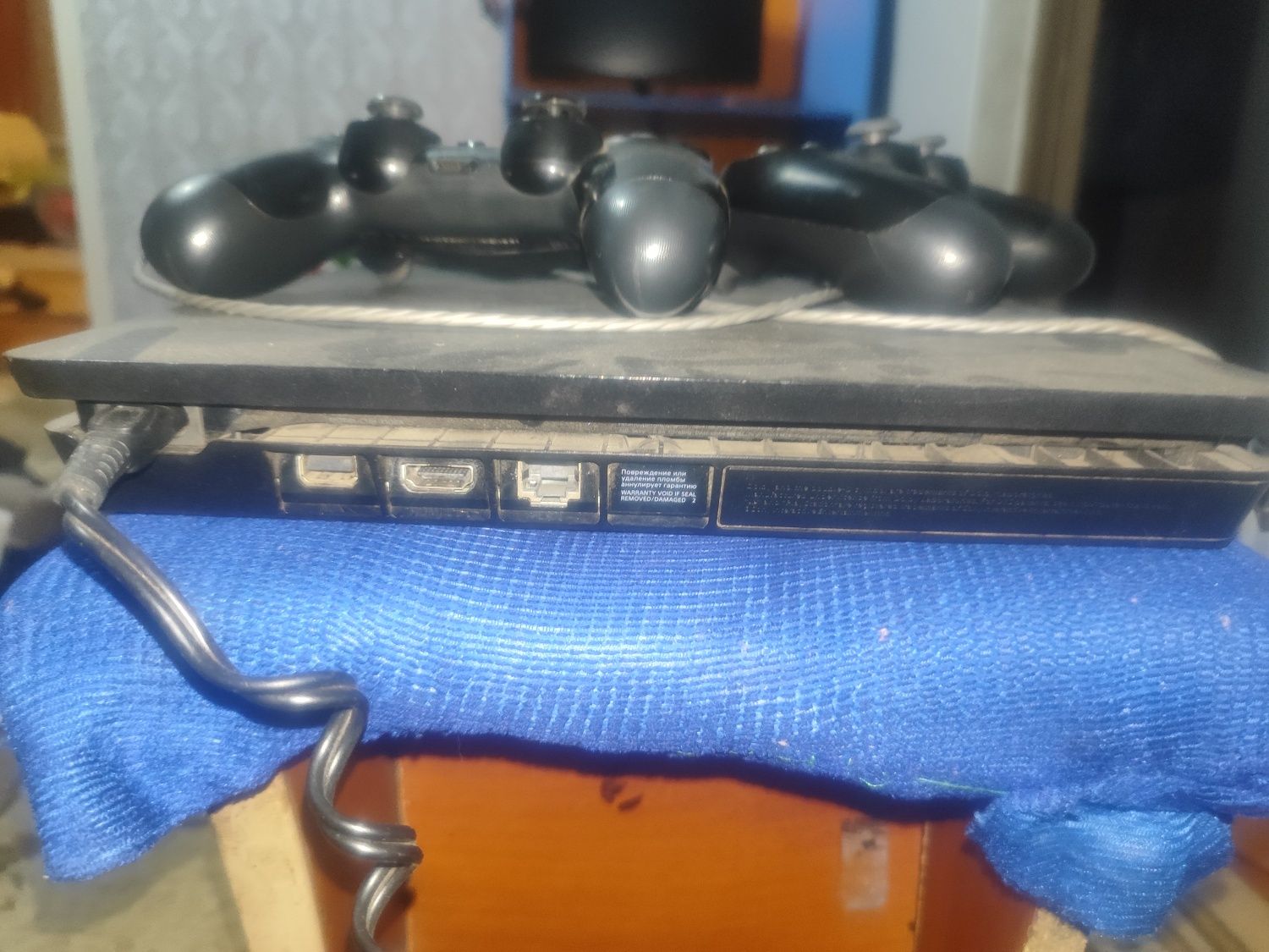 Продам Playstation 4 slim в идеальном состоянии