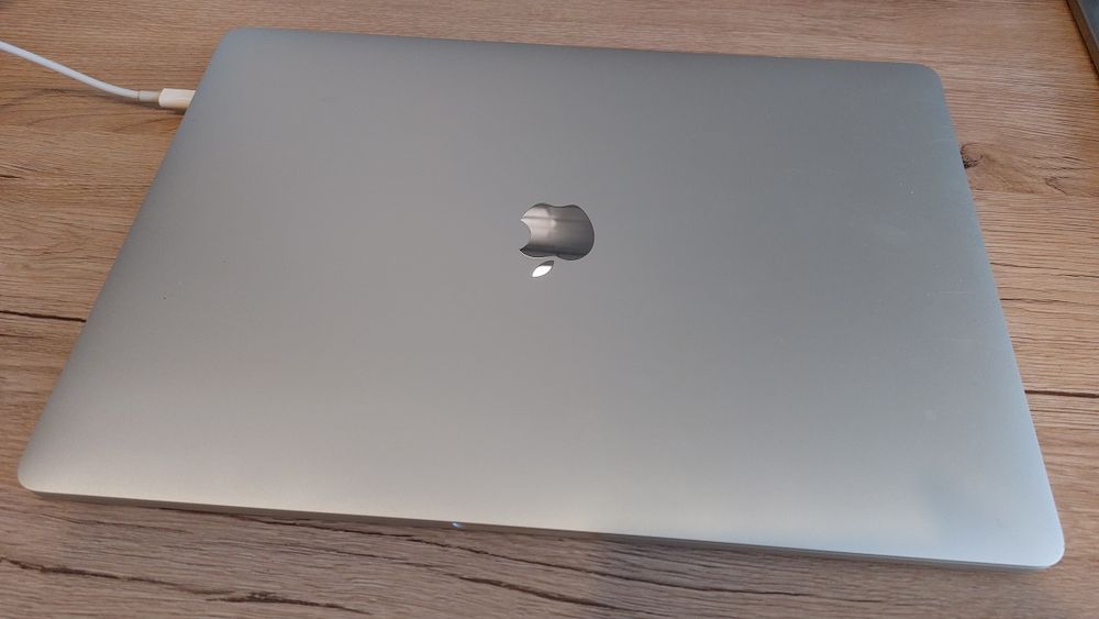 Apple Macbook Pro 15, 2018, Intel i7, 16gb ram, 256gb SSD
