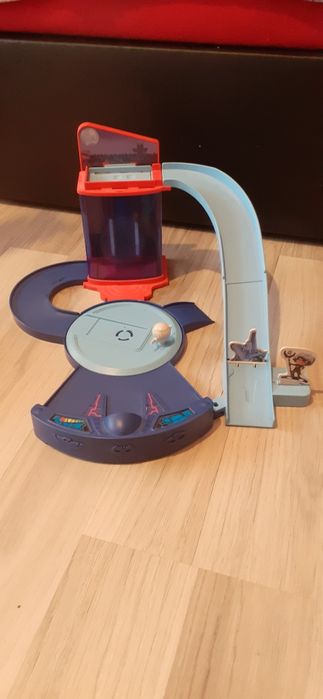 Pista de curse, Centru de joaca Eroi in pijama, Parcare etajata