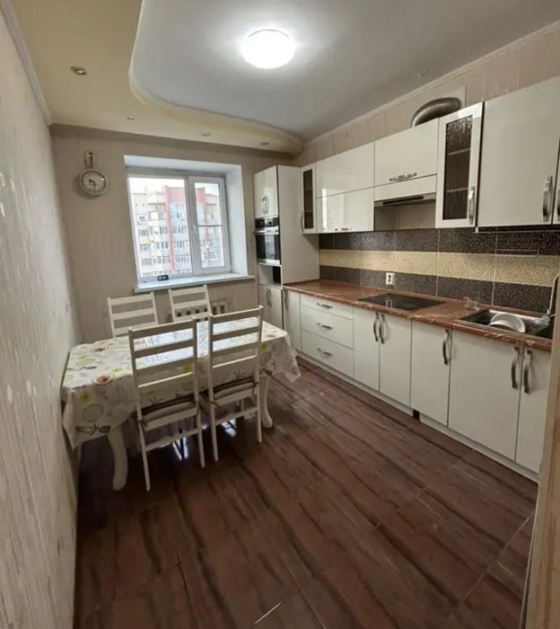 Срочно продаю кухонный гарнитур с техникой с столом