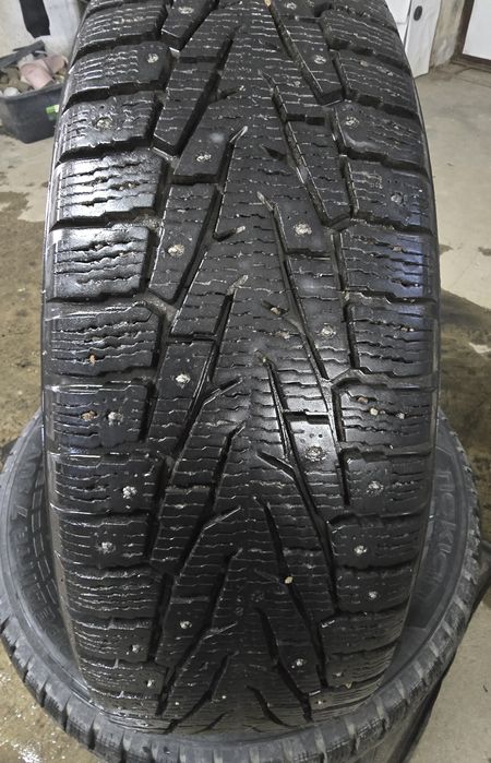 R 17 Nokian зимние шины комплект