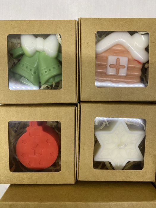 Ароматен букет от соеви свещи и коледни подаръци