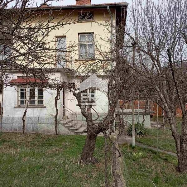 Селски имот с две къщи в един двор - с. Цръклевци, община Драгоман