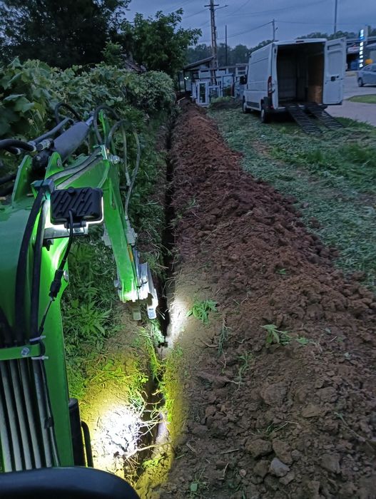 Închiriez mini excavator