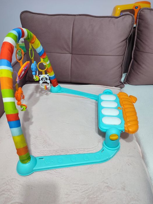 Vand centru de activitate pentru bebelușii.  Pian