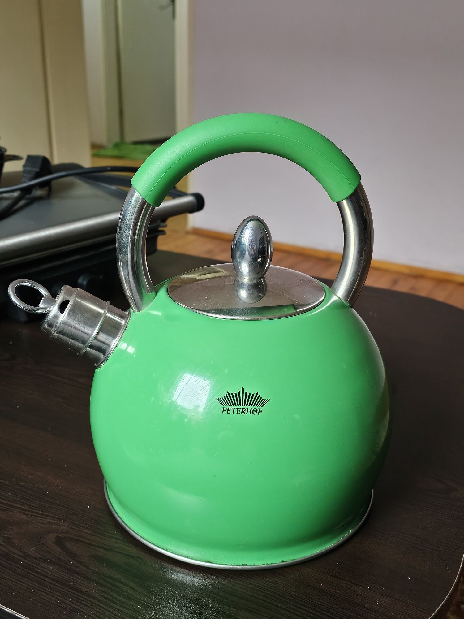 Свирещ чайник зелен