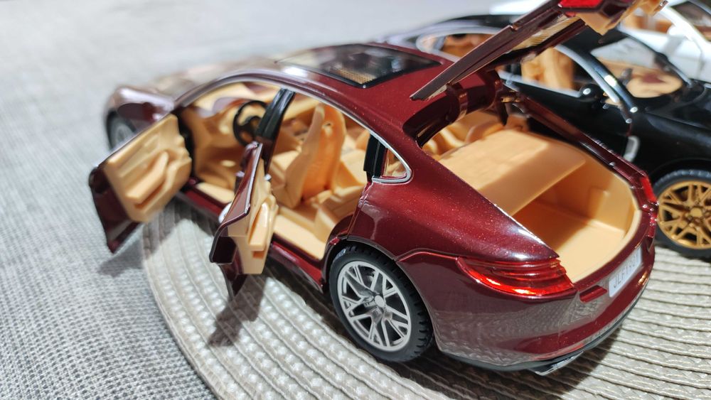 Метални колички Порше/Porsche Panamera. Мащаб 1:24.