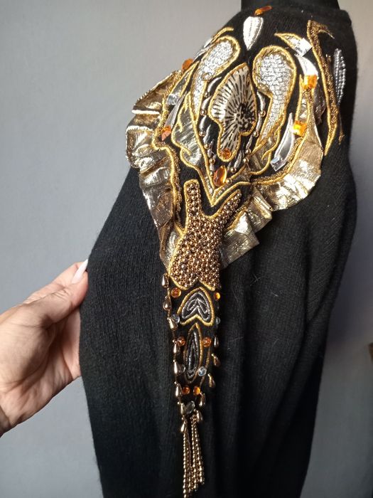 Bluza angora cu aplicații deosebite