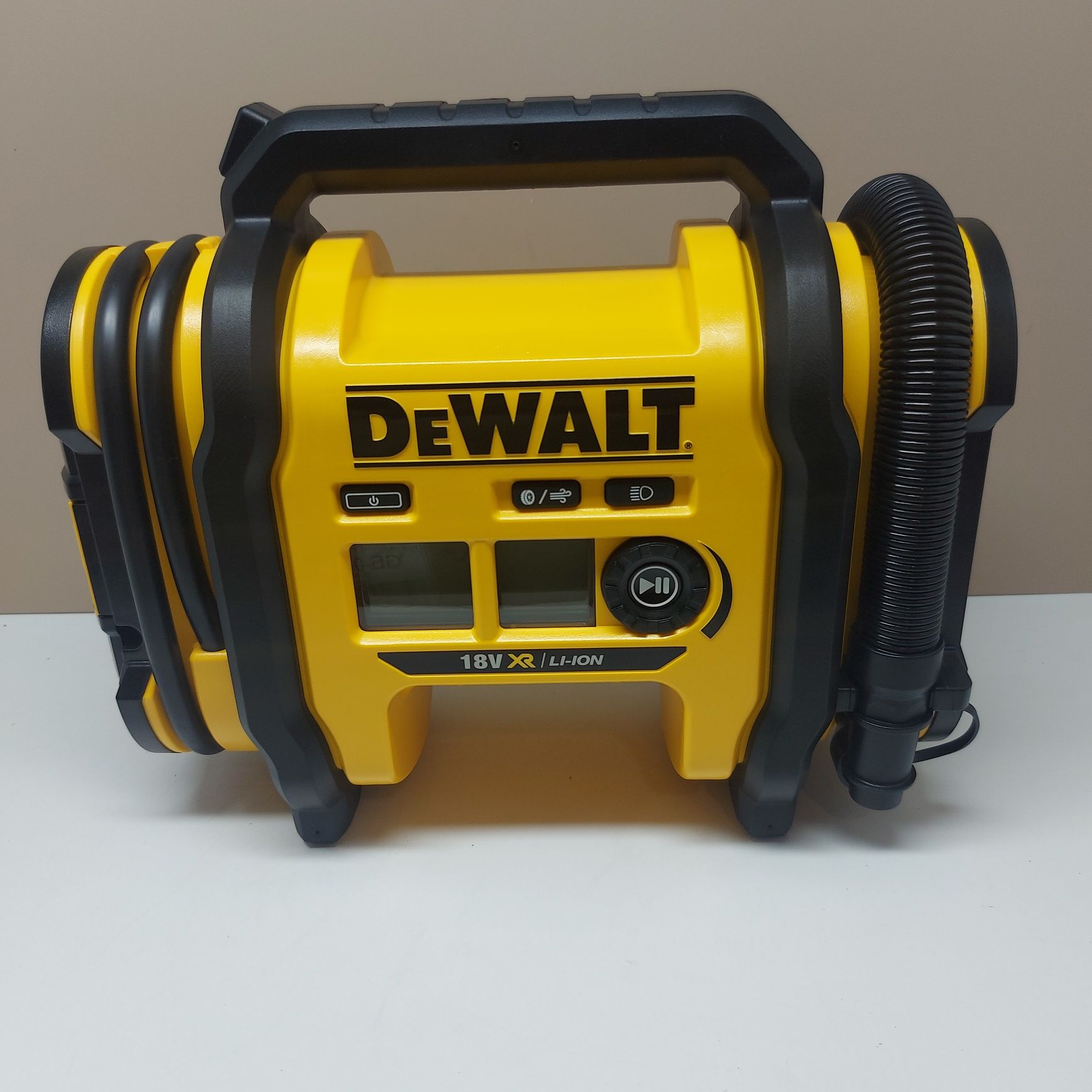 Акумулаторен компресор DeWALT DCC018N