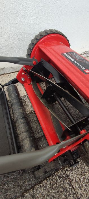 Masina manuală de tuns iarba