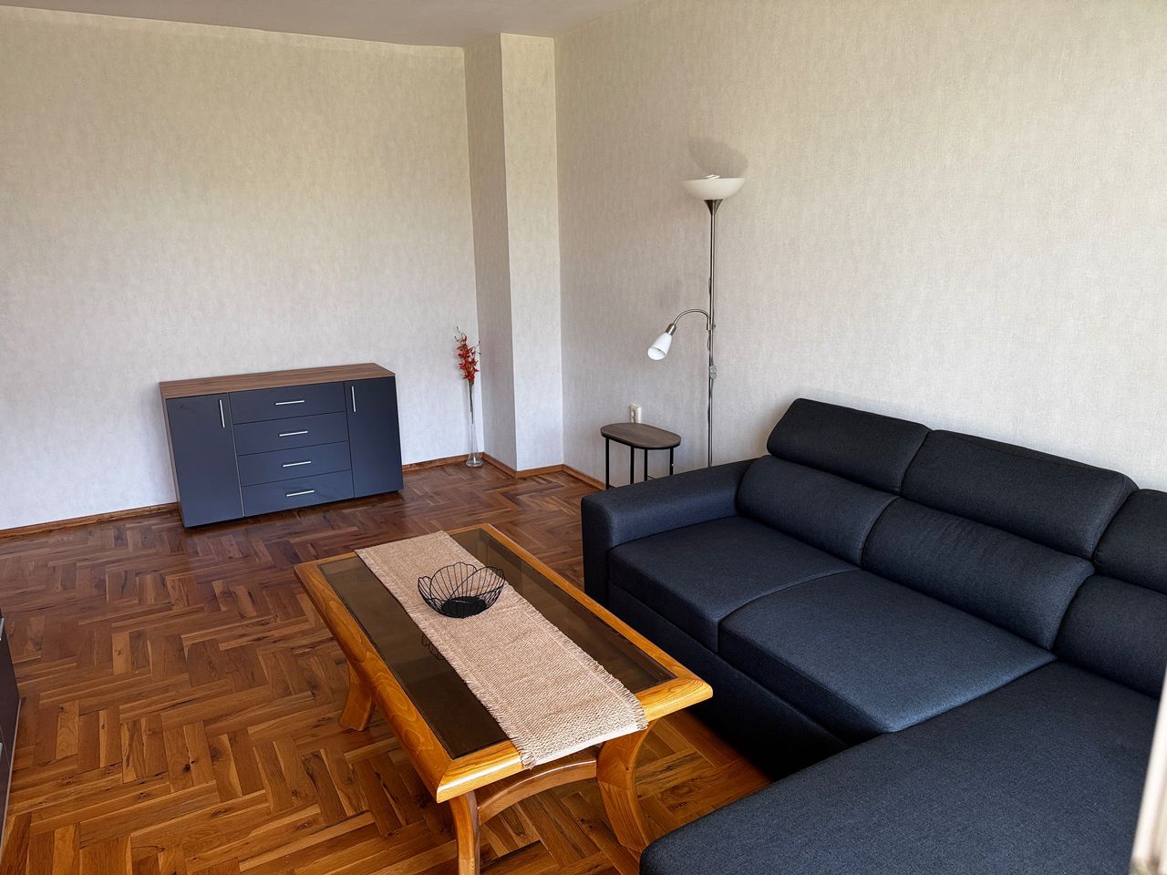 Дава се под наем Тристаен апартамент в Варна, Център - 65 кв.м за 612 € - Снимка #1