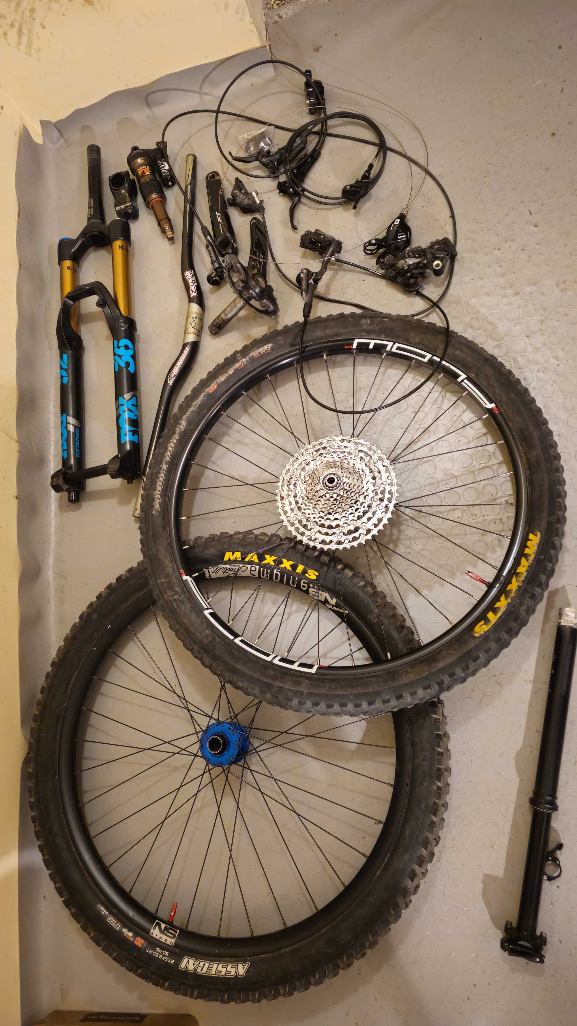 Hope Pro 4, Fox 36, Fox Float X, Race Face, Shimano XTR
