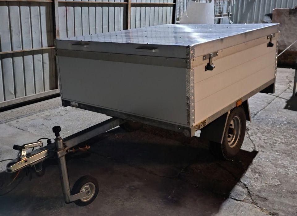 Remorca Saris Royal cu capac, 100% din aluminiu, 500 kg, lumini led.