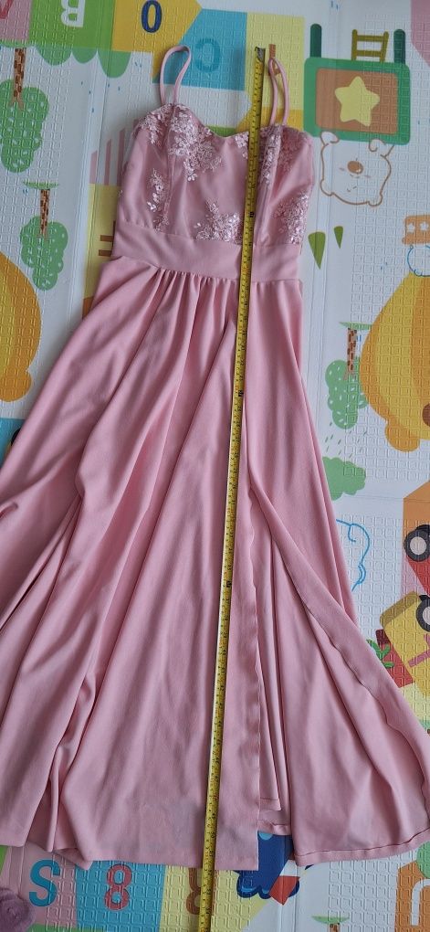 Rochie cu dantelă lungă cu crăpătură pe picior