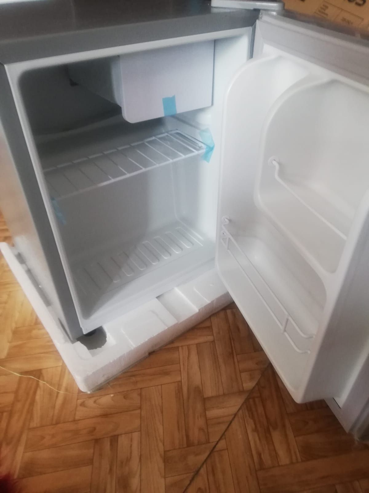 Продам   новый мини холодильник офисный