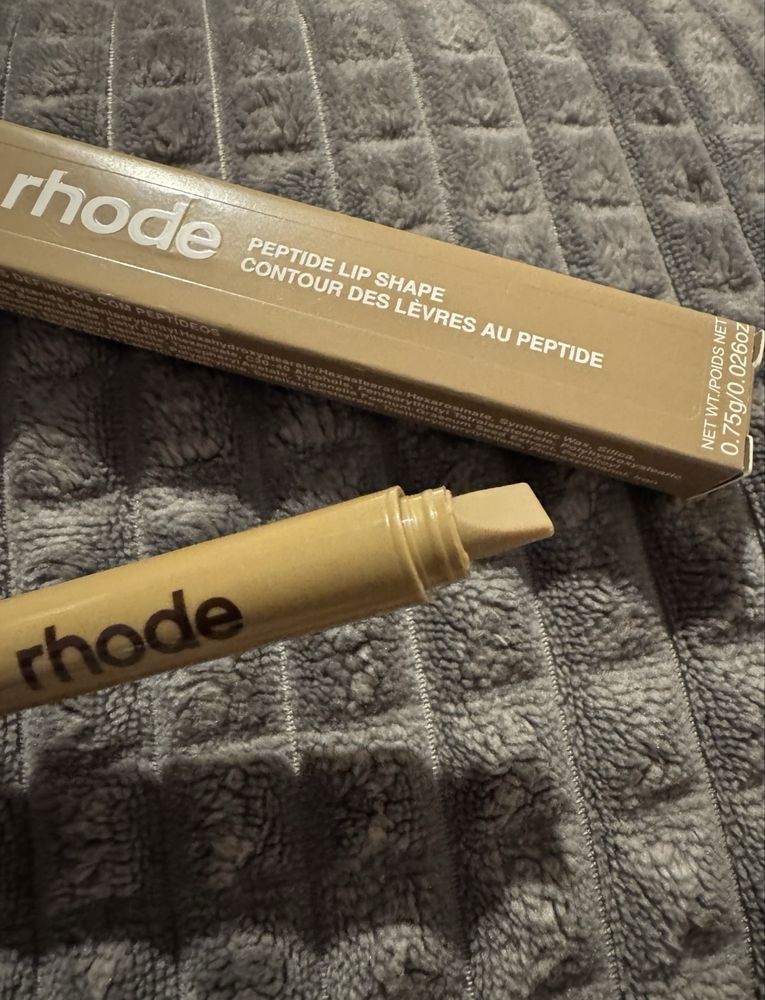 Rhode peptide lip shape молив за устни