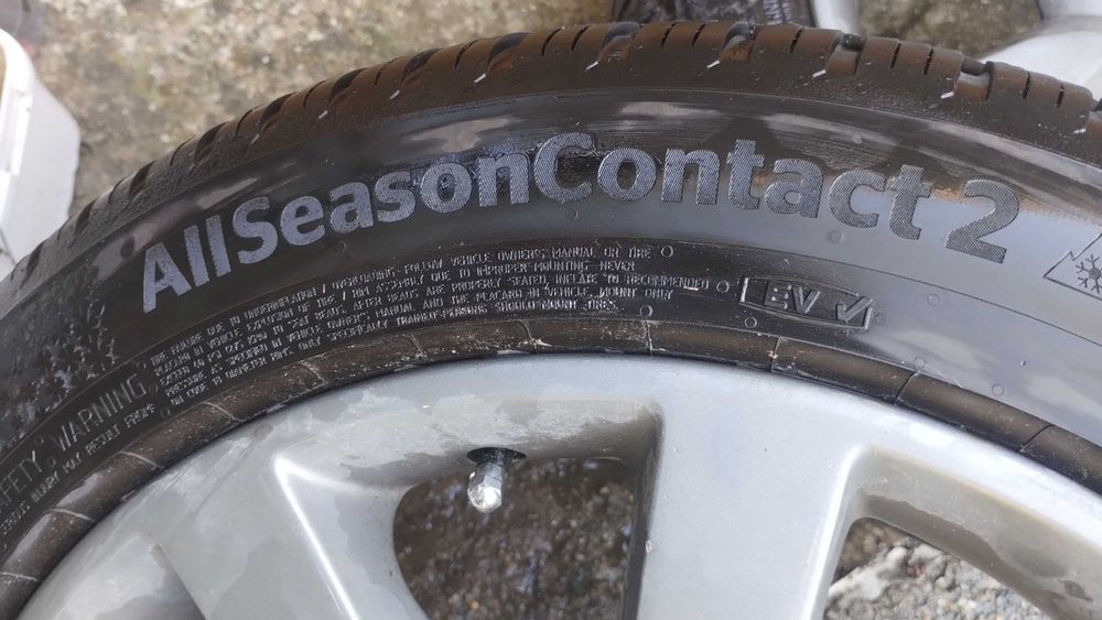225/50/18 Continental All Season Contact 2