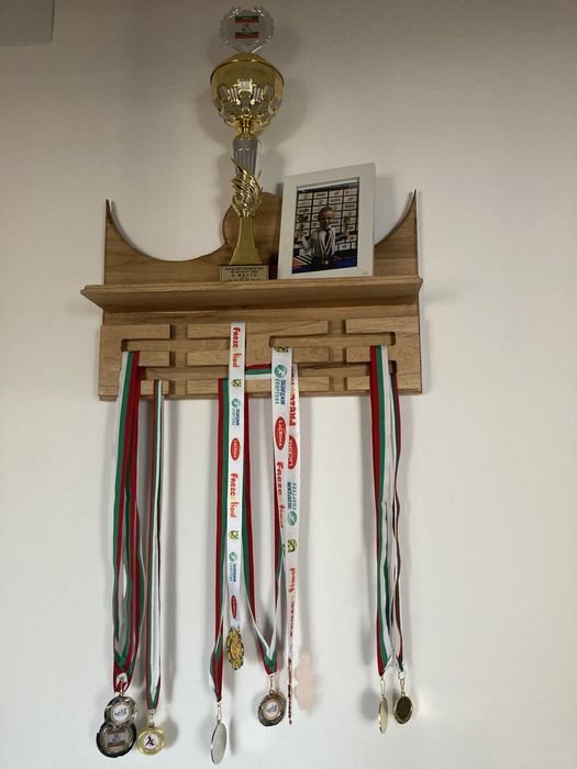 Поставка за купи и медали - дъб