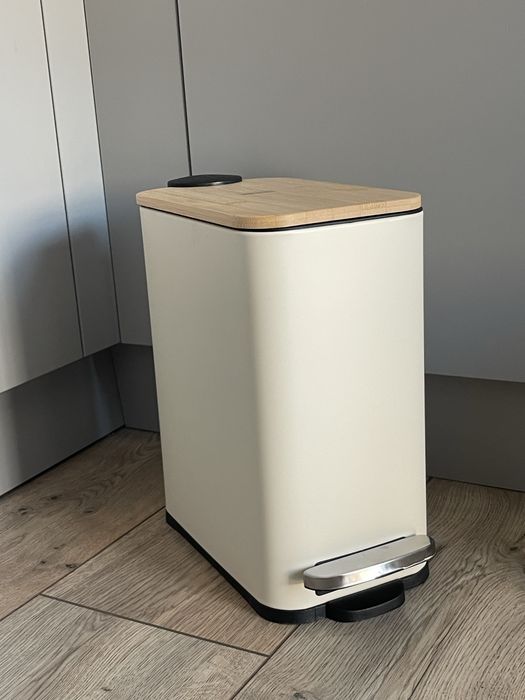 Стильные мусорные ведра с деревянными крышками