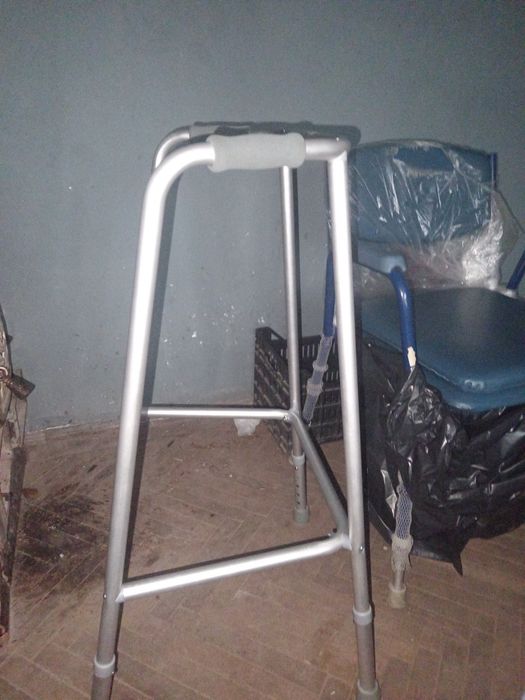 Cadru de mers ține 100 kg