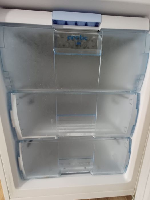 Vând combina frigorifica cu congelator / frigider Arctic K386B.