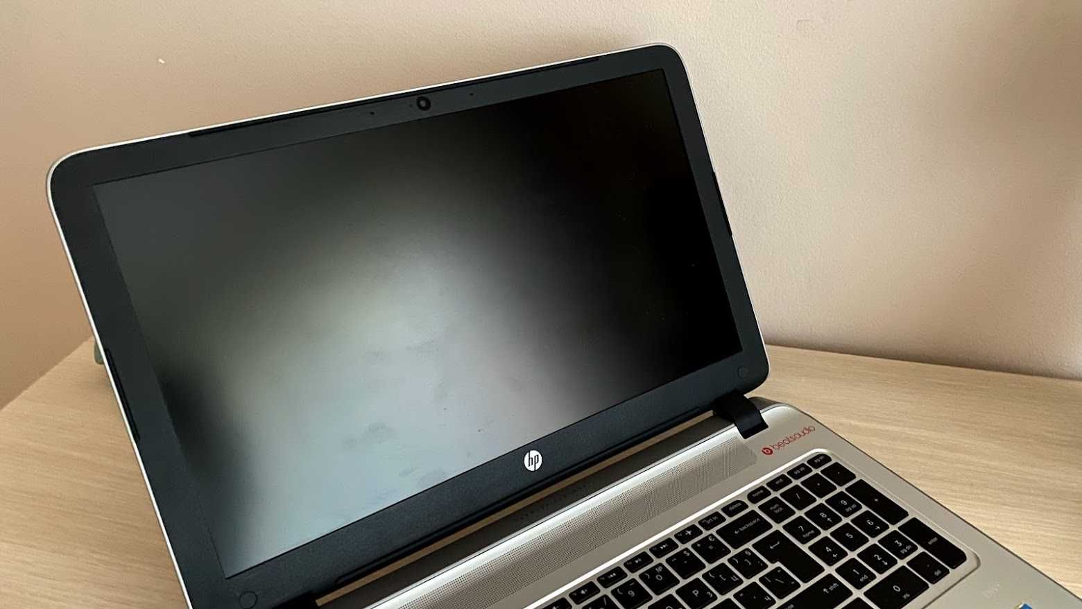 HP Envy 15 лаптоп с Windows