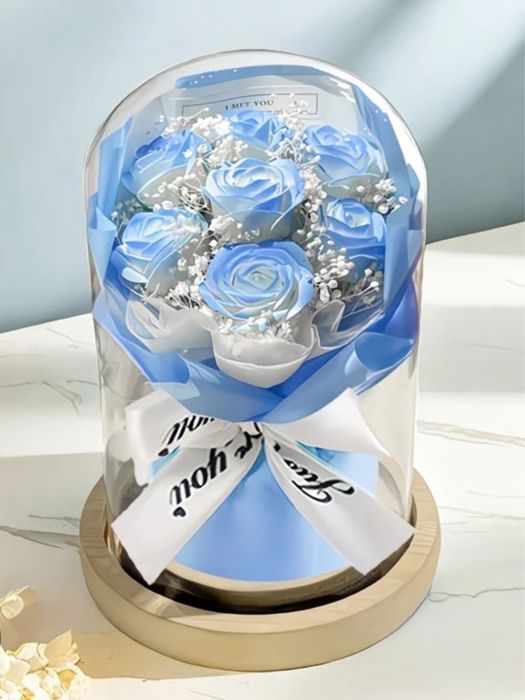 Маленькие букеты цветов под куполом