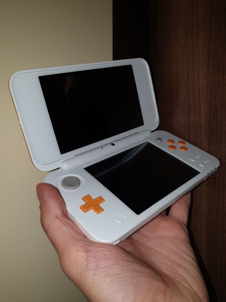 New Nintendo 2DS XL + folii de protecție