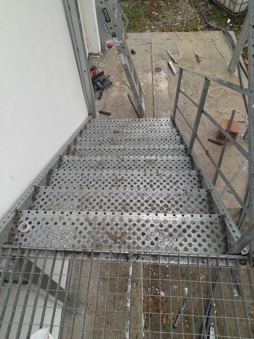 Scări metalice galvanizate la orice demisiune asiguram transport ori u