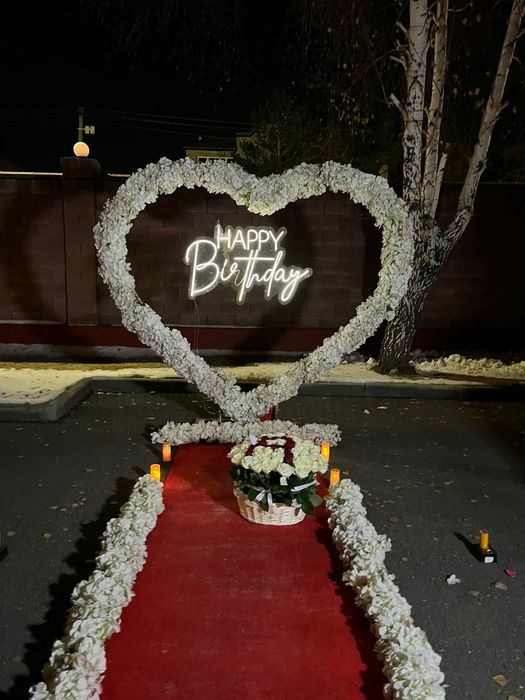 Цветы белых роз 51 красные розы 16 СИМВОЛОМ А