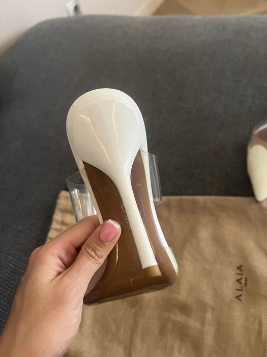 Обувки Alaia.               .