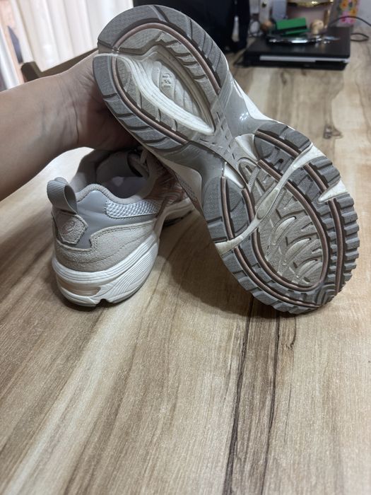 Маратонки asics 39 номер , 24,5см стелка