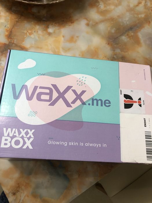 Комплект безболезна Wax Box с нагревател, 2 вида кола маски и шпатула.