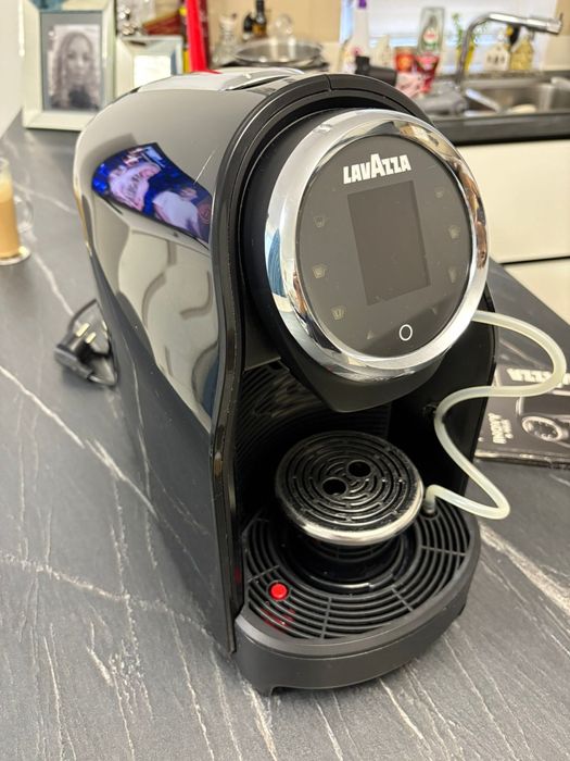 Espressor Lavazza – compact, modern, pentru capsule