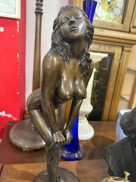 Statuetă din bronz masiv – femeie, piesă de colecție semnată