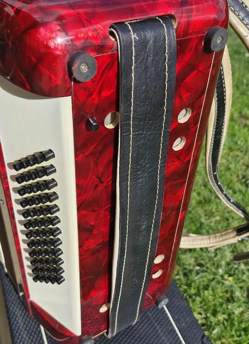 Vând acordeon parrot cu 60 basi rosu