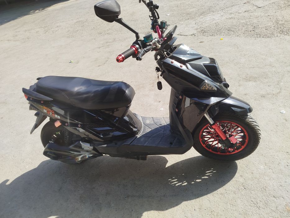 Электроскутер сотилади