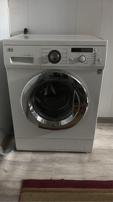 Стиральная машина марки LG.