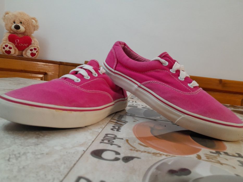 Teniși next noi fără etichetă