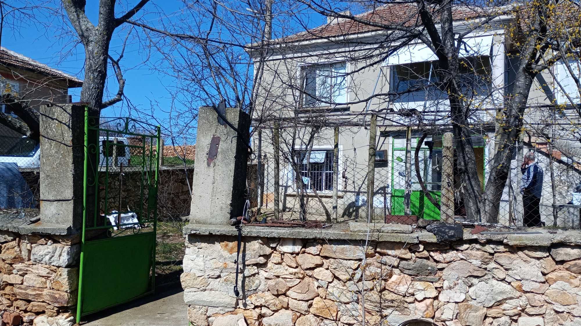 Продавам двуетажна къща с 3300 кв. м. с. Младиново, общ. Свиленград