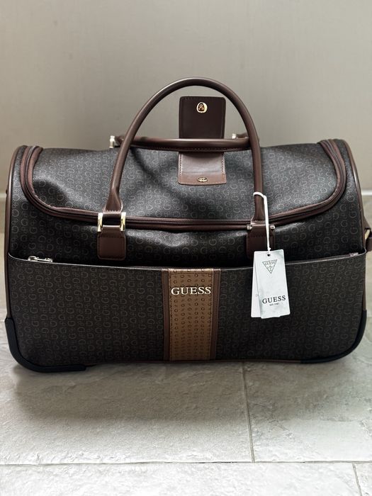 Ръчен куфар/сак с колелца Guess
