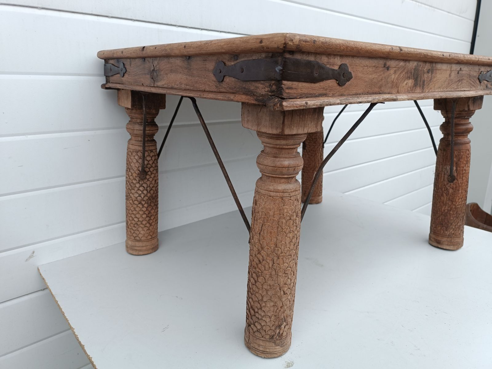 Старинна маса с дървена рамка и медна вътрешност от крило на прозорец