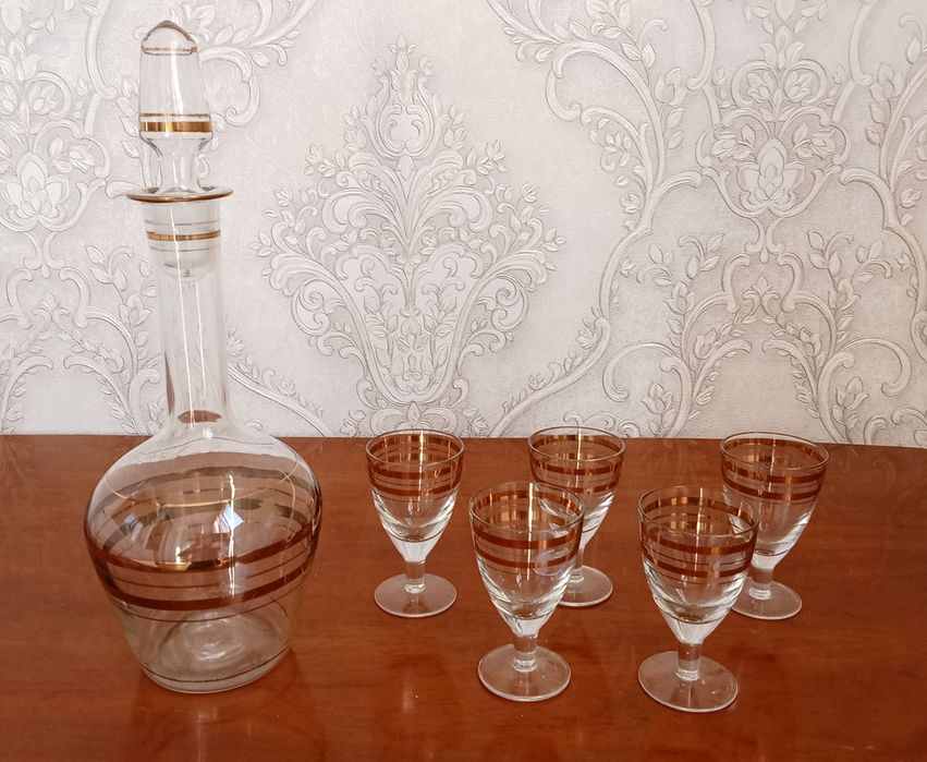 Два графина и рюмки
