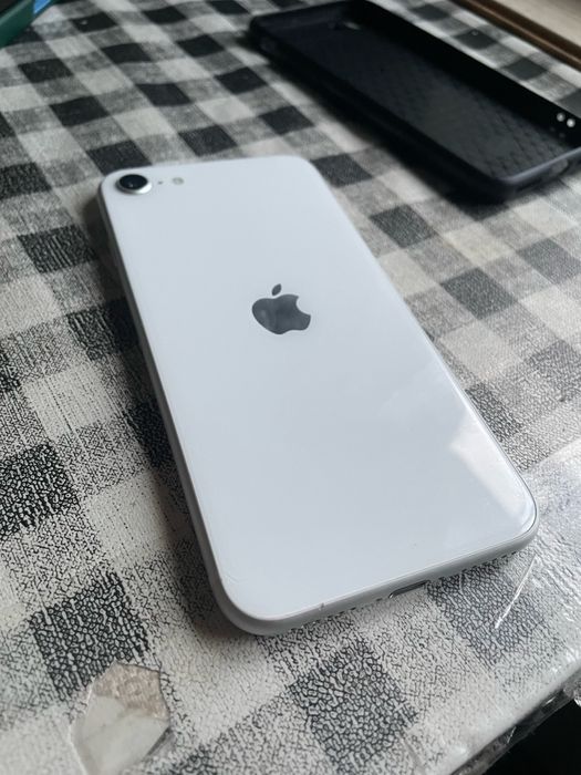 Продам айфон се 2020