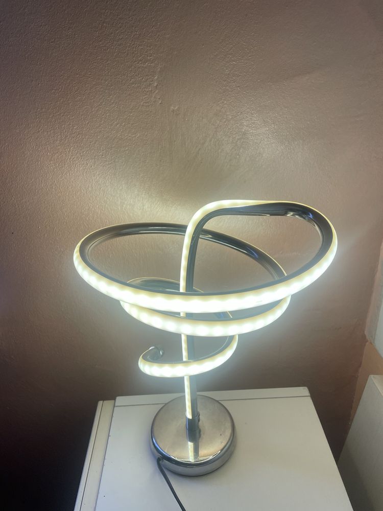 Дизайнерска настолна/нощна лампа, сребрист цвят с LED