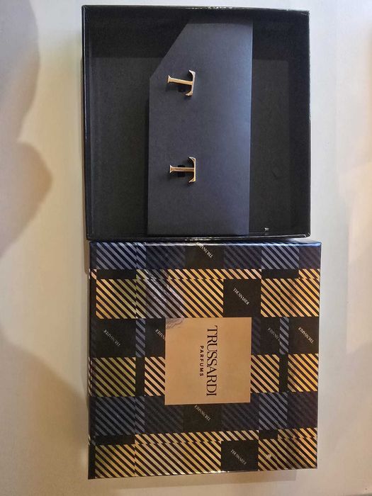 Cadou special pentru el, butoni Trussardi in forma literei 'T'.